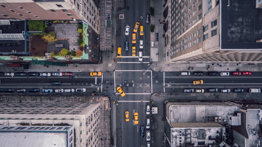 5th Avenue i New York set fra oven med en række af de kendte gule taxier i billedet.