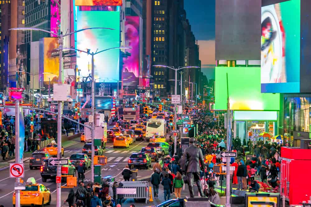 View over hektisk byliv på Times Square i New York fyldt med biler og fodgængere